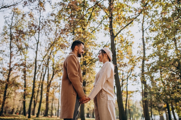 Jovem casal junto em um parque de outono