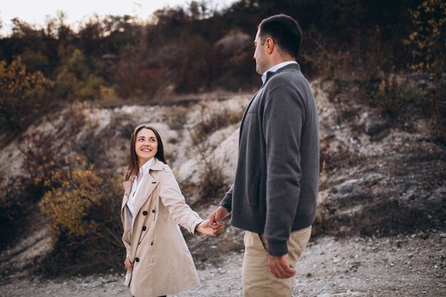 Jovem casal junto em uma natureza de outono