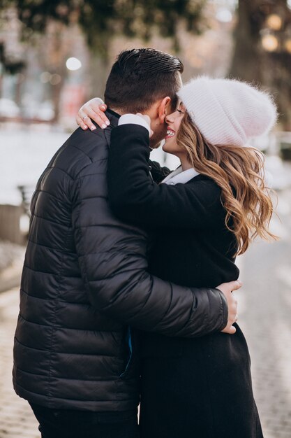 Jovem casal junto em uma rua de inverno em um dia dos namorados