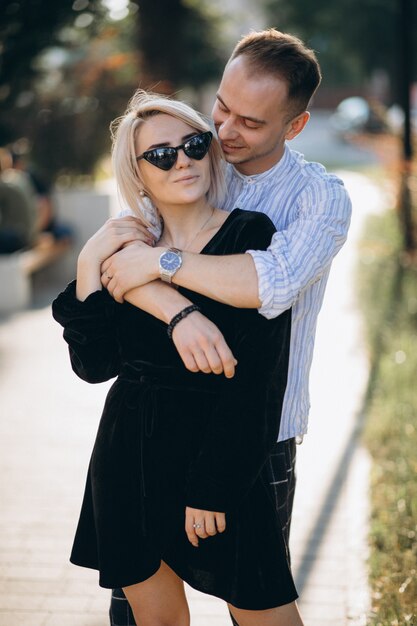 Jovem casal junto na cidade