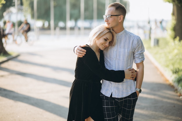 Jovem casal junto na cidade