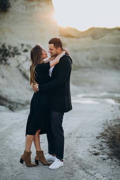 Jovem casal junto no parque, história de amor