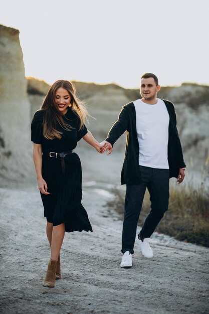 Jovem casal junto no parque, história de amor