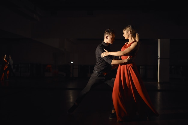 Jovem casal lindo dançando com paixão