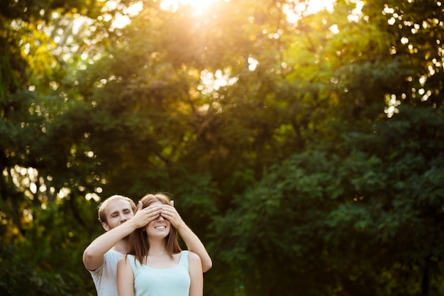 Foto grátis jovem casal lindo descansando, andando no parque, sorrindo, regozijando-se.