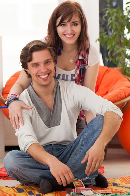 Jovem casal lindo em casa