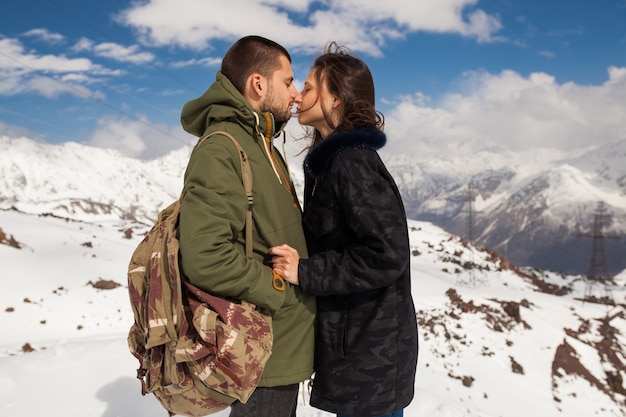 Jovem casal lindo hippie caminhando nas montanhas, viagem de férias de inverno, homem, mulher