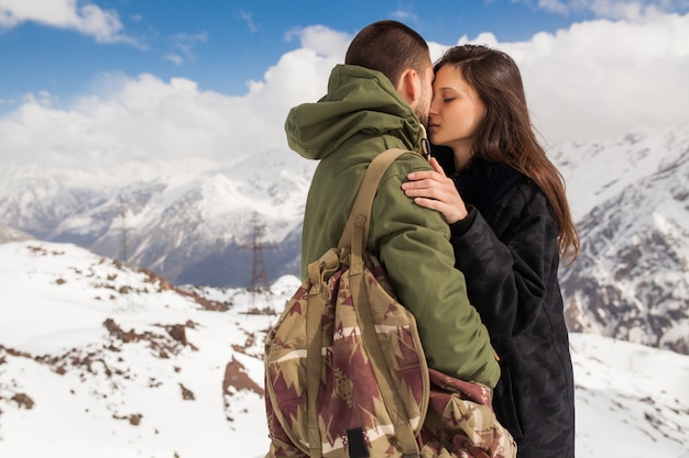 Jovem casal lindo hippie caminhando nas montanhas, viagem de férias de inverno, homem, mulher