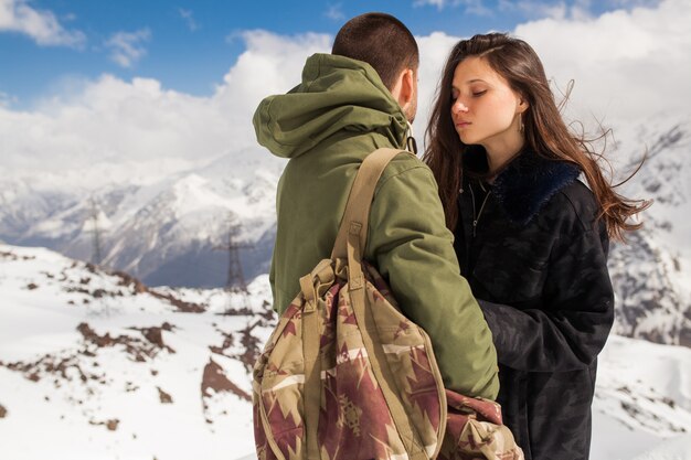 Jovem casal lindo hippie caminhando nas montanhas, viagem de férias de inverno, homem, mulher