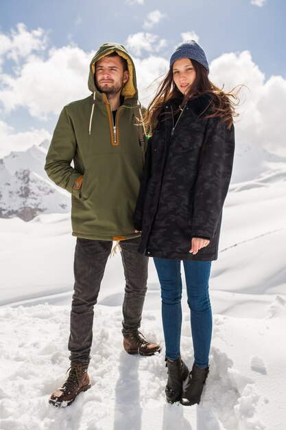 Jovem casal lindo hippie caminhando nas montanhas, viagem de férias de inverno, homem, mulher