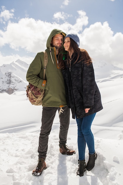 Jovem casal lindo hippie caminhando nas montanhas, viagem de férias de inverno, homem, mulher