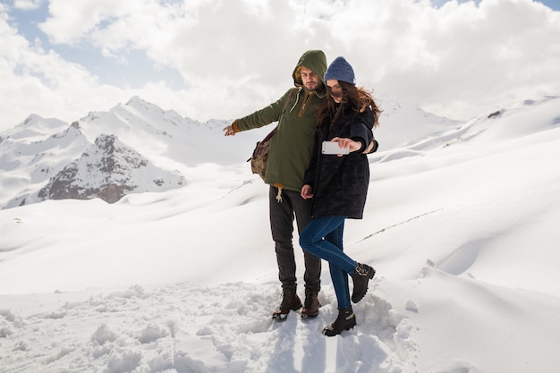 Foto grátis jovem casal lindo hippie caminhando nas montanhas, viagem de férias de inverno, homem, mulher