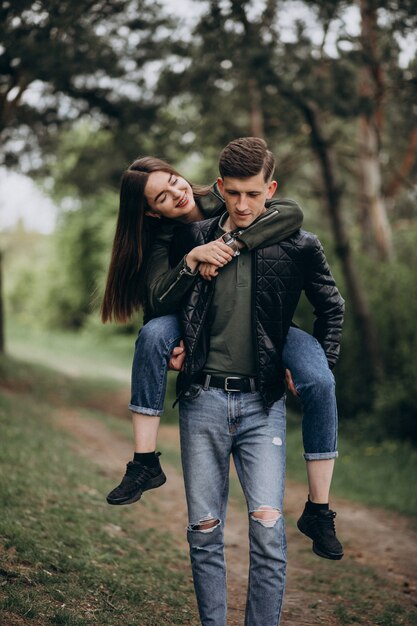 Jovem casal lindo na floresta juntos