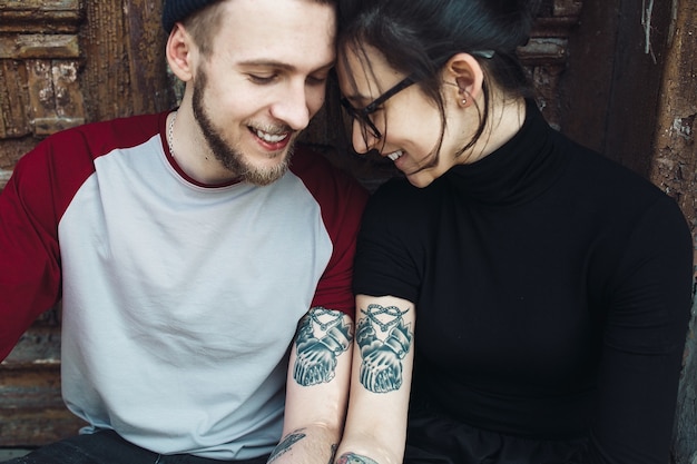 Foto grátis jovem casal lindo posando sobre um prédio antigo