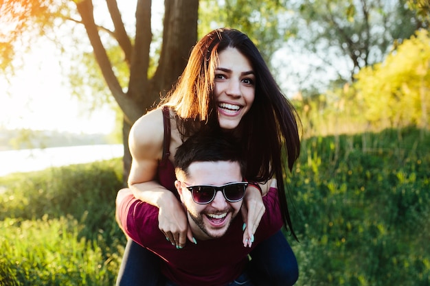 Foto grátis jovem casal lindo se divertindo na natureza do campo