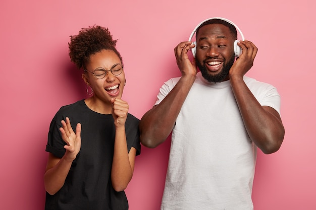 Foto grátis jovem casal lindo se divertindo