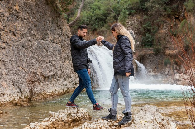 Jovem casal na cachoeira