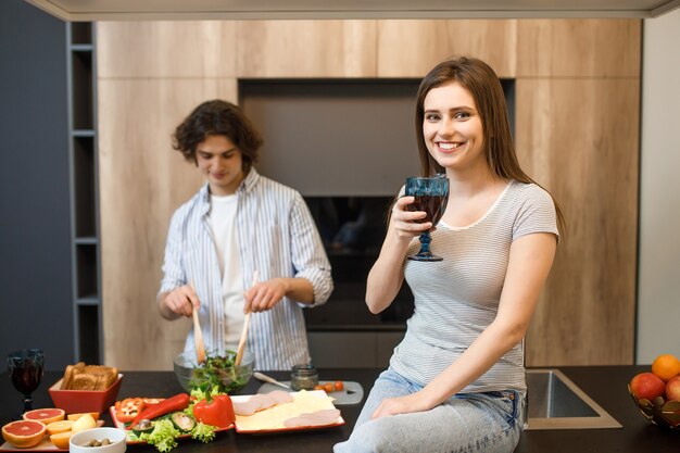 Jovem casal na cozinha