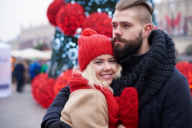 Jovem casal na época do Natal