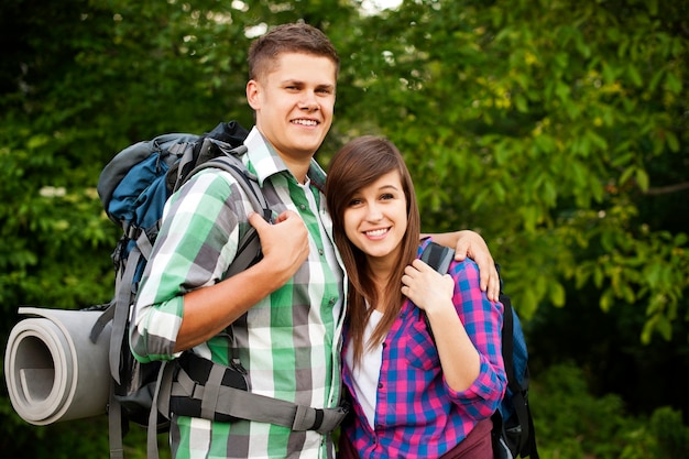 Jovem casal na floresta