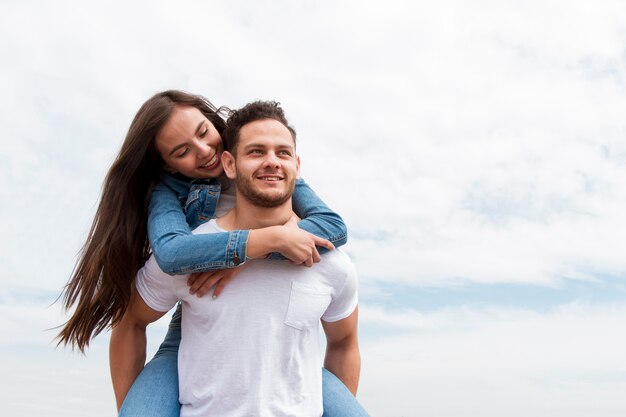 Jovem casal na natureza