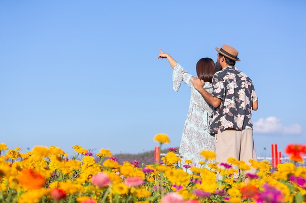 Jovem casal no campo de flores