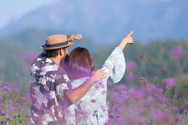 Jovem casal no campo de flores