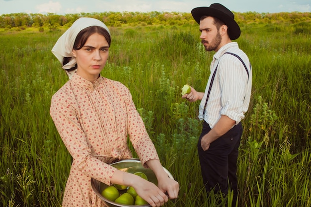 Jovem casal no campo