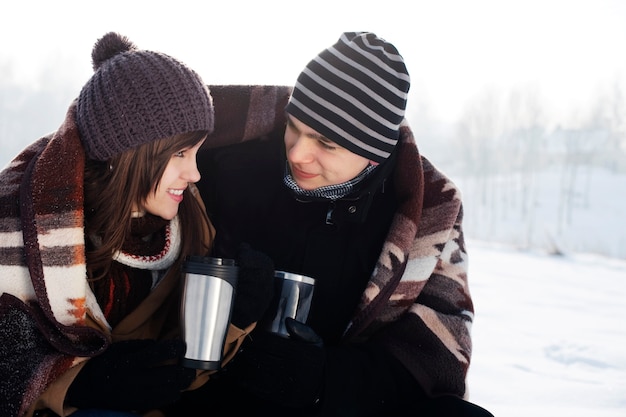 Jovem casal no inverno