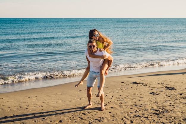 Jovem casal no litoral