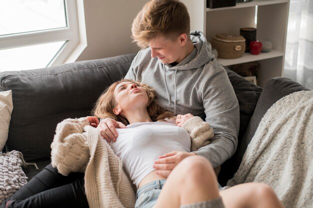 Jovem casal no sofá