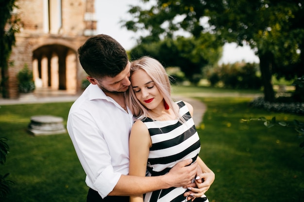 Jovem casal . O amor é