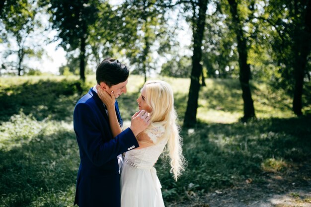 Jovem casal . O amor é