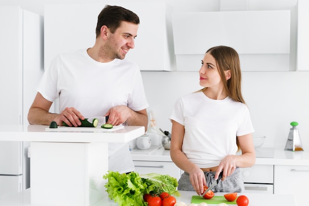 Jovem casal olhando um ao outro