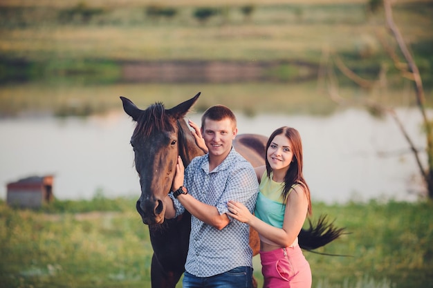 Jovem casal passando tempo junto com seu cavalo