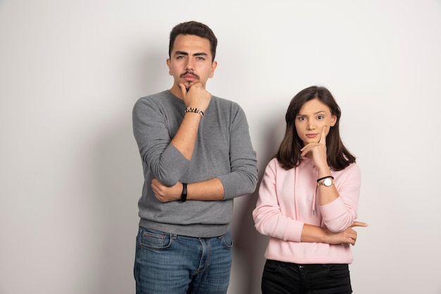 Foto grátis jovem casal pensando em branco.