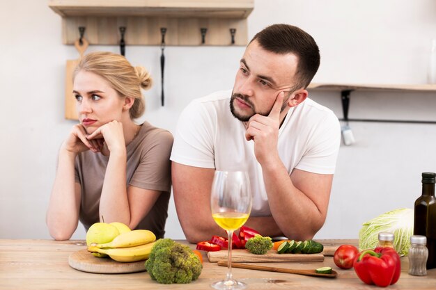 Jovem casal pensando na cozinha