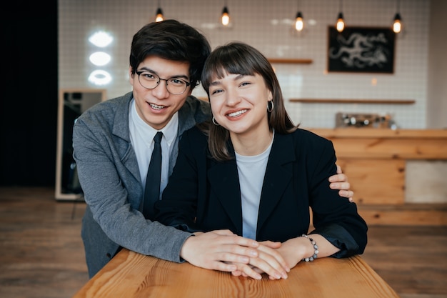 Foto grátis jovem casal posando no escritório