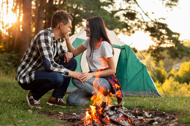 Jovem casal romântico curtindo o tempo na natureza