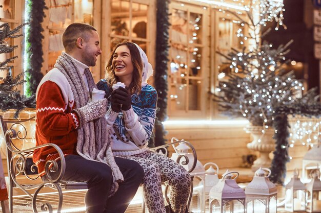 Jovem casal romântico na época do Natal, aproveitando o tempo juntos
