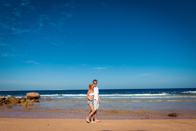 Jovem casal romântico na praia