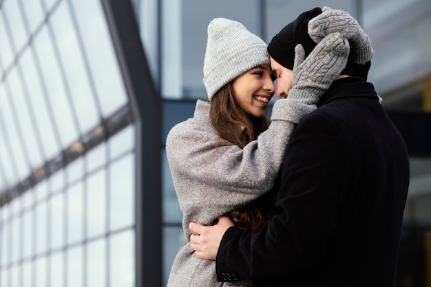 Foto grátis jovem casal se abraçando