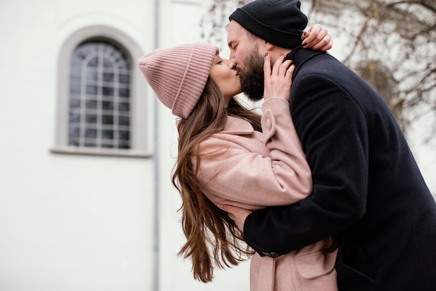 Jovem casal se beijando