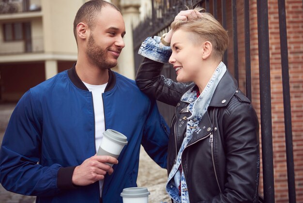 Jovem casal se divertindo ao ar livre