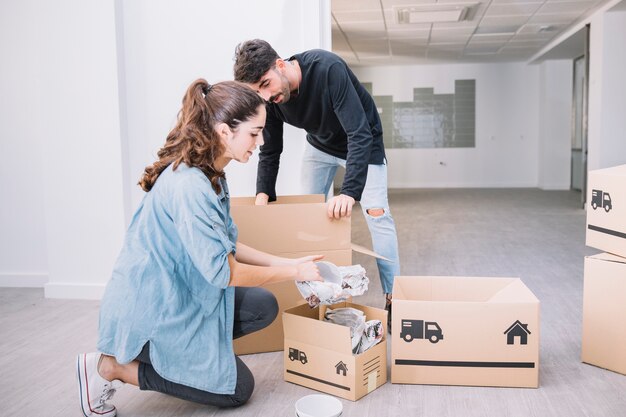 Jovem casal se movendo para apartamento novo