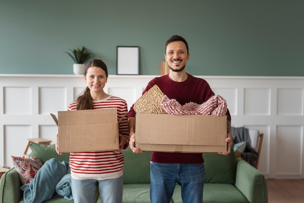 Foto grátis jovem casal se mudando para uma nova casa