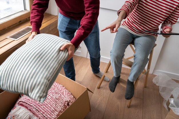 Jovem casal se mudando para uma nova casa