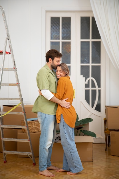 Jovem casal se mudando para uma nova casa