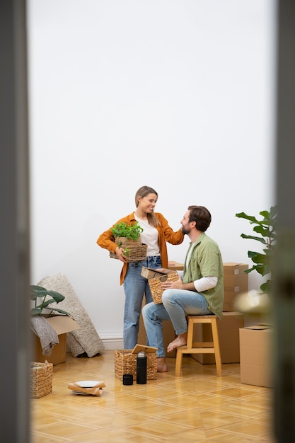 Foto grátis jovem casal se mudando para uma nova casa