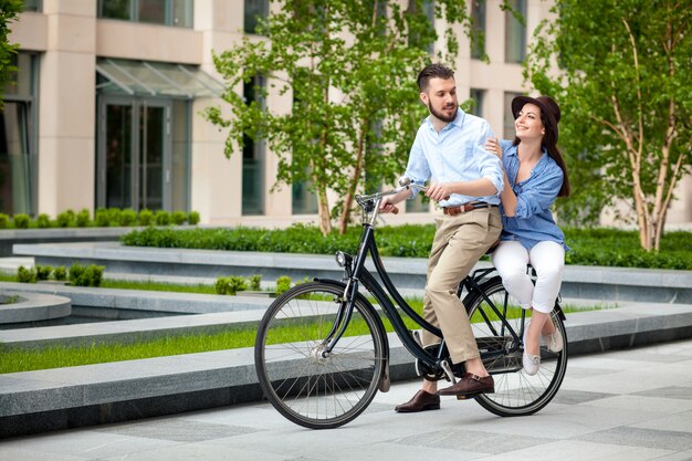 Jovem casal sentado em uma bicicleta